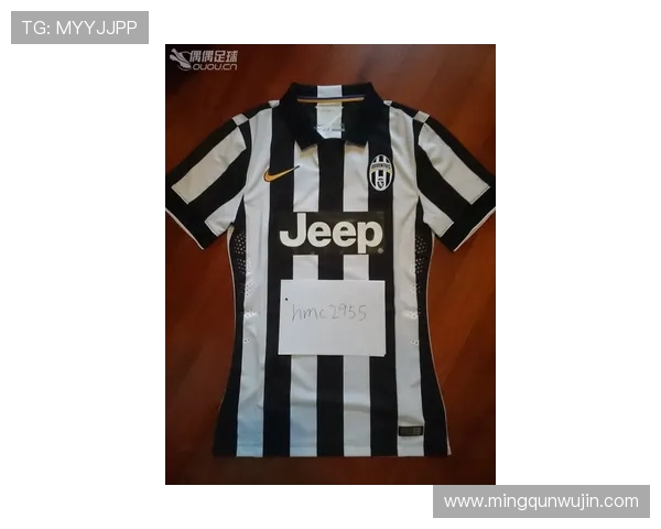 尤文图斯新赛季第四球衣首秀黑白剑条衫变革为横条纹红色印字引发关注