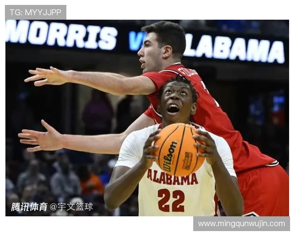 弗拉格重返杜克大学观看NCAA比赛马卢阿奇与普罗克特现场为母校加油助威